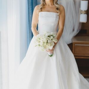 Elegant Strapless White Bridal Gown with Full Skirt